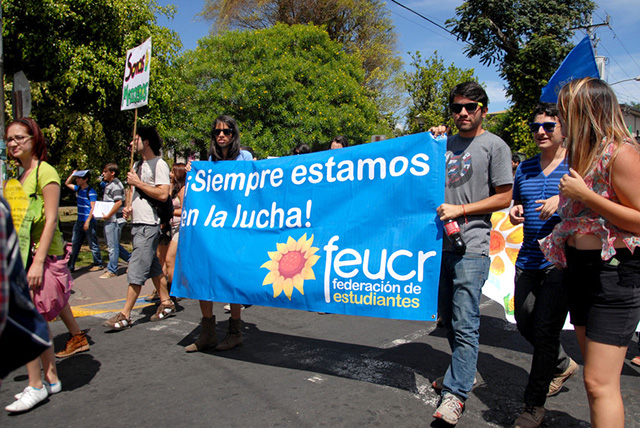 Jóvenes portando pancarta