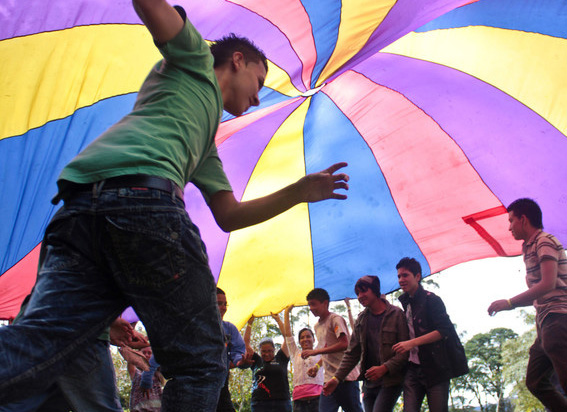 Jóvenes jugando