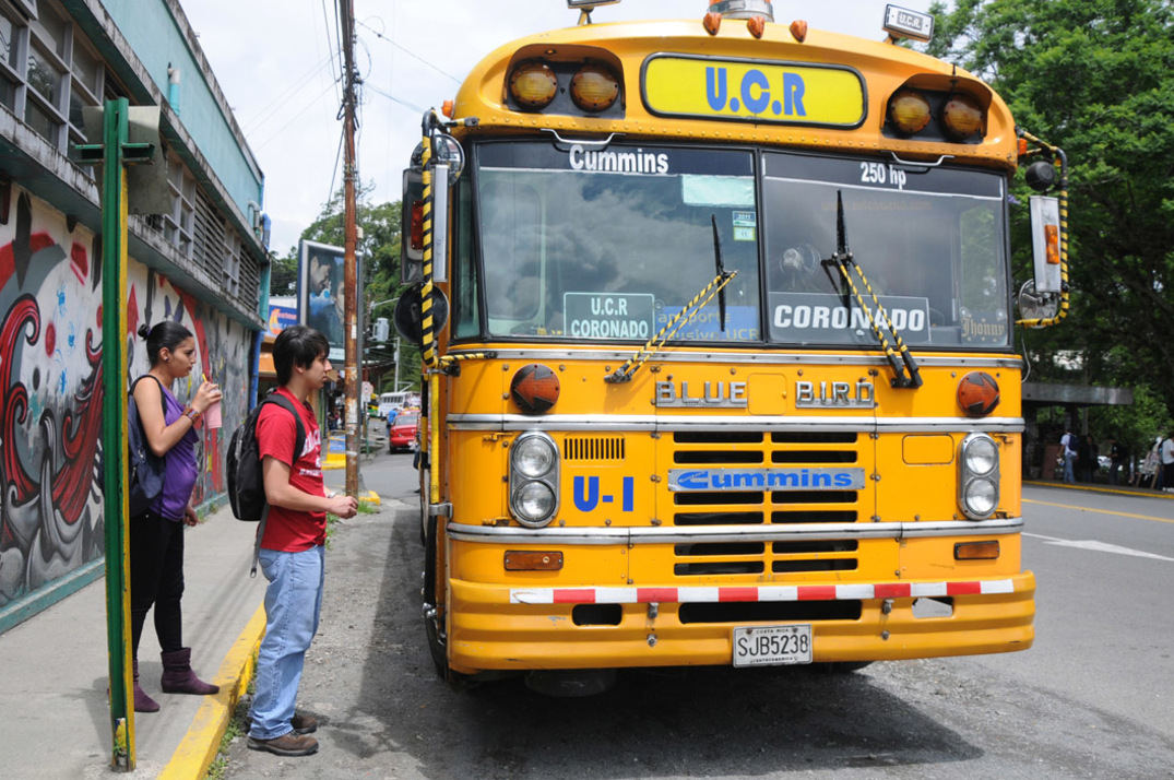 En la tesis de Gabriel Chaves Flores se reporta que en un día promedio 177 viajes de autobuses llegan al campus y un aproximado de 191 viajes salen de la UCR (foto Archivo ODI).
