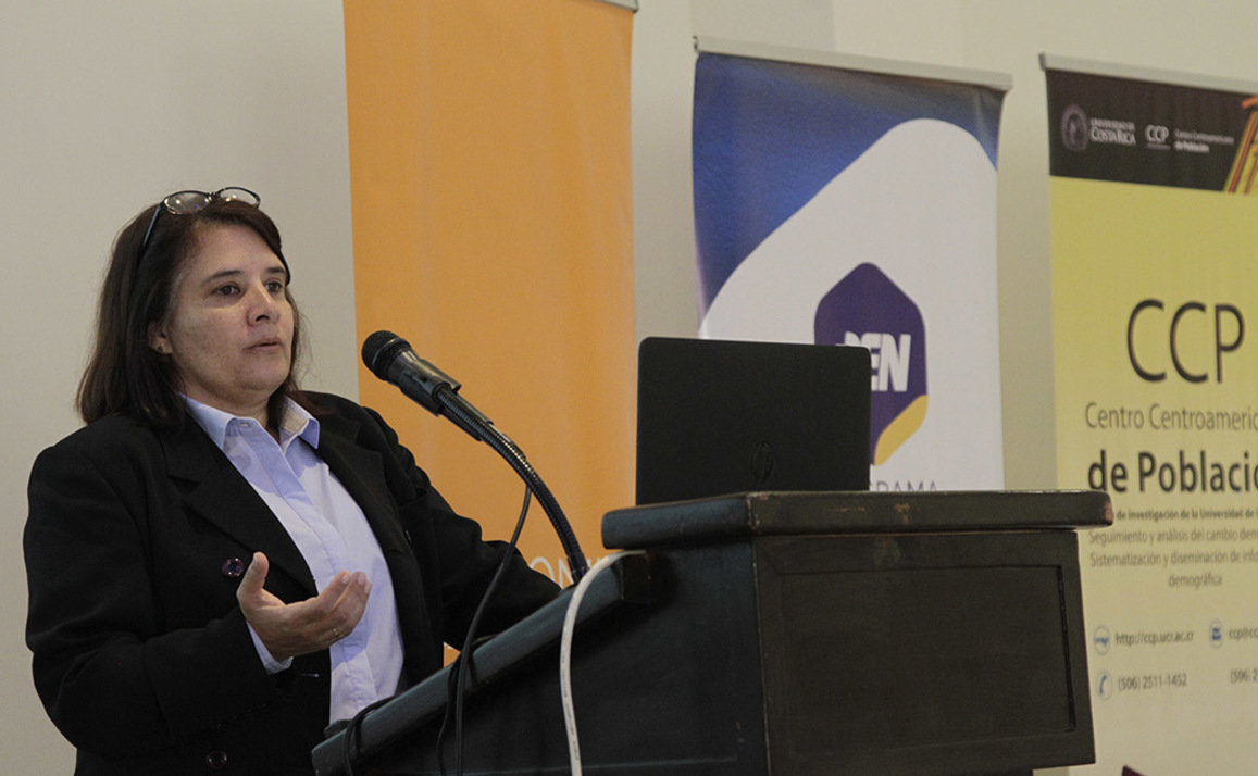 Yanira Xirinachs La investigador del Centro Centroamericano de Población Yanira Xirinachs expuso la experiencia de las cuentas en salud para Costa Rica (foto Denis Castro).