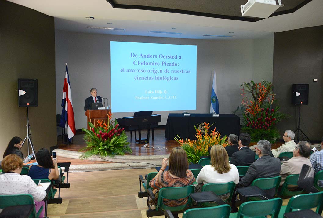 El Dr. Luko Hilje Quirós, biólogo graduado de la UCR y profesor emértico del Centro Agronómico Tropical de Investigación y Enseñanza (Catie) ofreció la conferencia sobre el origen azaroso de las ciencias biológicas de Costa Rica.