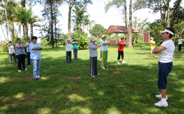 Adultos mayores en actividades al aire libre