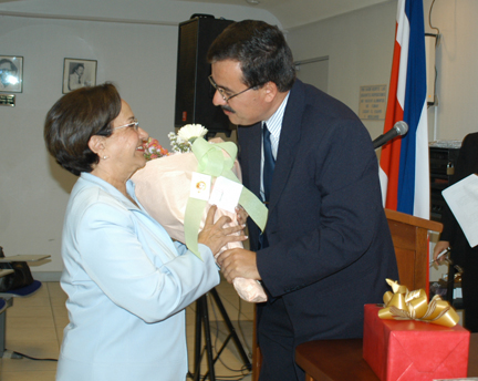 Manuel Martínez felicita a Cecilia Povedano