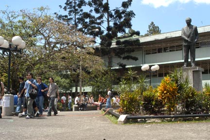 Estudiantes frente a la Biblioteca Carlos Monge