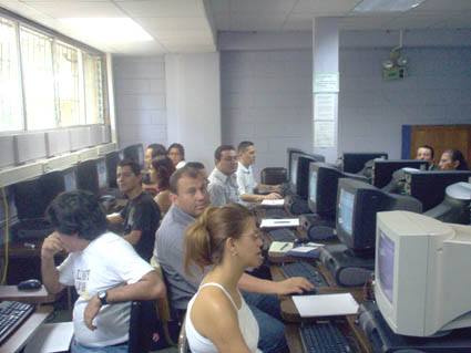 Estudiantes en laboratorio de cómputo