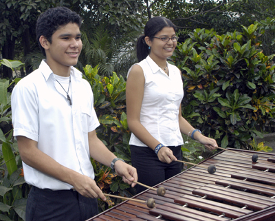 Jóvenes tocando marimba
