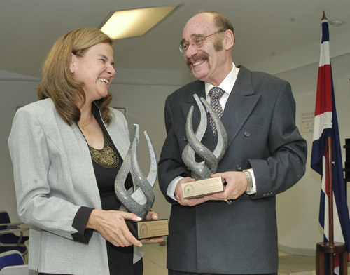 La M.Sc. Floria Bertsch Hernández y el Dr. Pedro Haba Müller