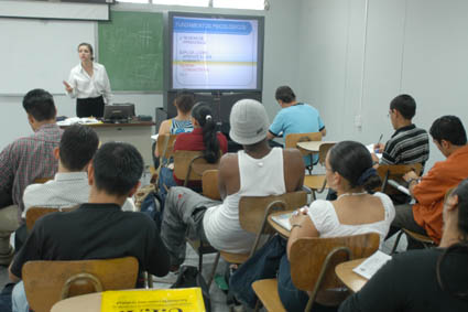 Profesora dando clases