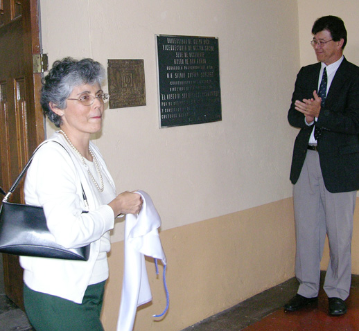 Silvia Castro devela placa en Museo de San Ramón