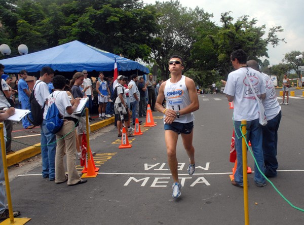 Esteban Torres Gómez llegando a la meta