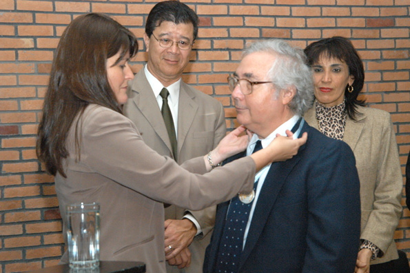 Marta Bustamante Mora colocando medalla a Manuel Castells