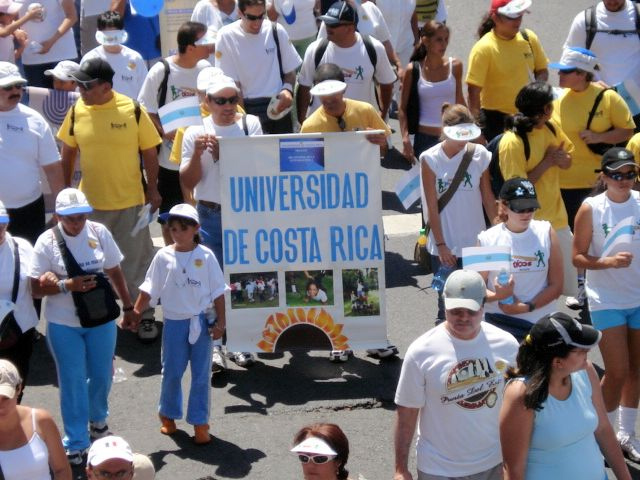 Universitarios en caminata