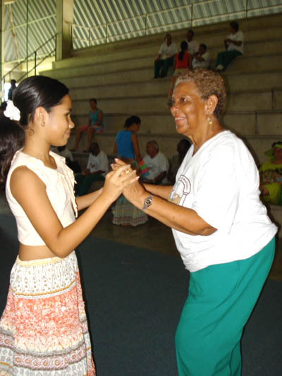 Niña y señora bailando