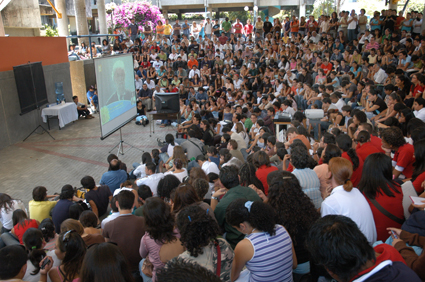 Espectadores en el anfiteatro de la UCR