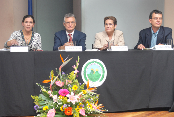 Autoridades en presentación