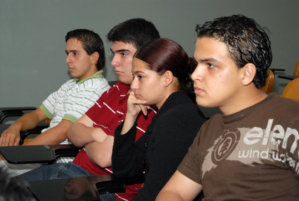 Futuros participantes escuchan conferencia