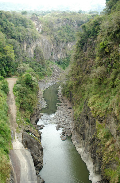 Río bajo la represa