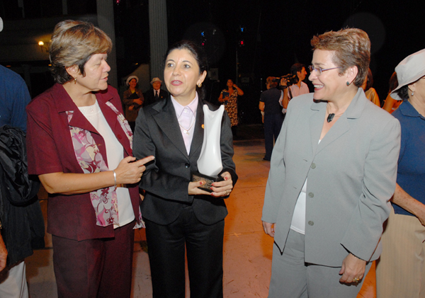María Pérez Iglesias, Isabel Cristina Arroyo y la Rectora Yamileth González