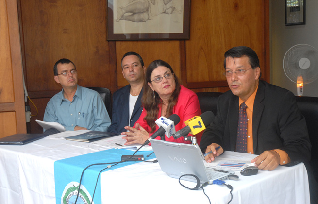 Mesa principal durante conferencia de prensa