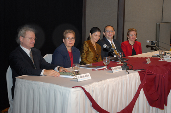 Autoridades en mesa durante la inauguración