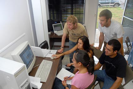 Estudiantes frente a computadora