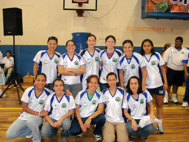 Integrantes equipo fútbol femenino posando