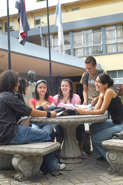 Estudiantes en las afueras de educación