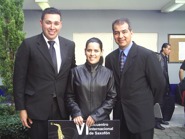 Elmer, Sofía y Javier Valerio posando