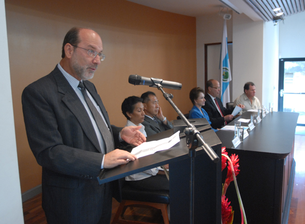 Dr. Henning Jensen hablando