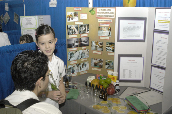 Niña en puesto de exhibición