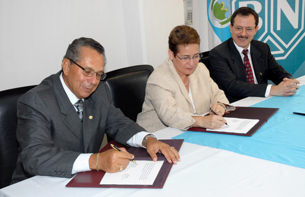 Autoridades firmando el convenio