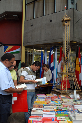 Puestos de libros, discos y revistas