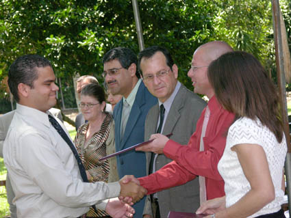 Graduando recibiendo el título