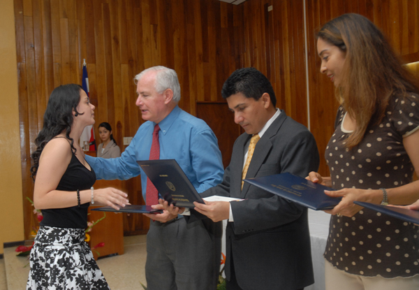 Francinie Carvajal Madrigal recibiendo título de Rodrigo Díaz Obando