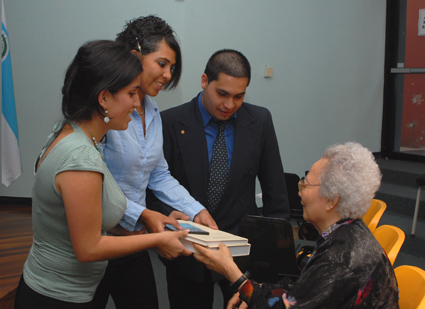 Estudiantes entregando biobibliografía a Hilda Chen