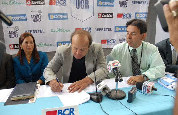 Firmando el contrato