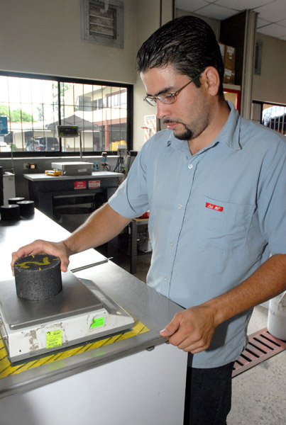 Joven trabajando en LANAMME