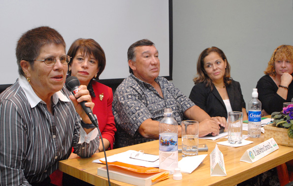 Dra. Alicia Gurdián hablando en mesa