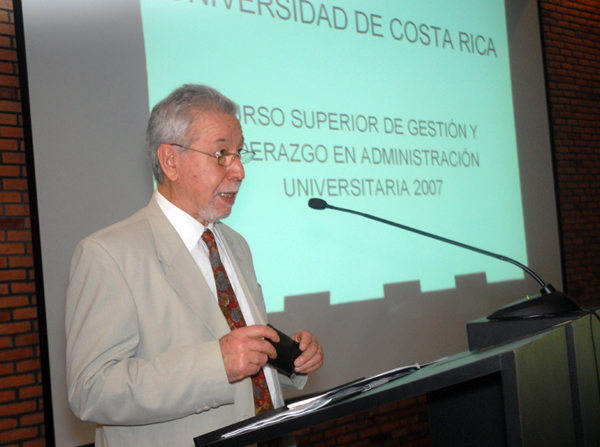 Dr. Augusto Pérez Lindo ofrece charla