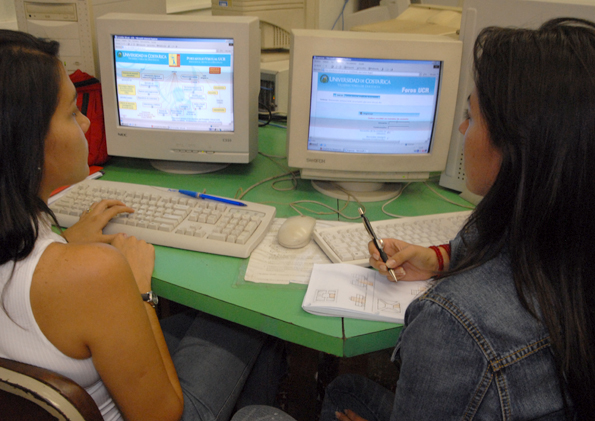 Estudiantes frente a computadora