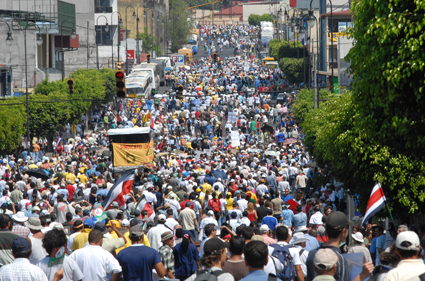 Multitud en Avenida Segunda