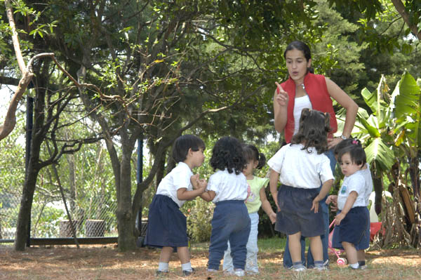 Niños con maestra