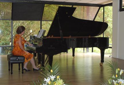 Pilar Aguilar interpretando en un piano