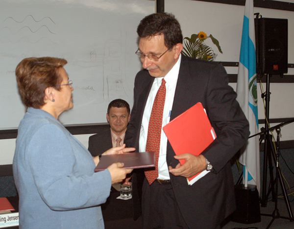 Rosendo Pujos Mesalles recibiendo galardón de Yamileth González