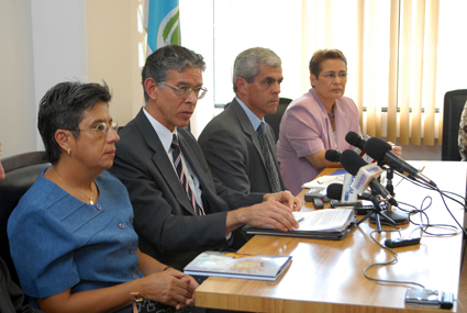 Autoridades en conferencia de prensa