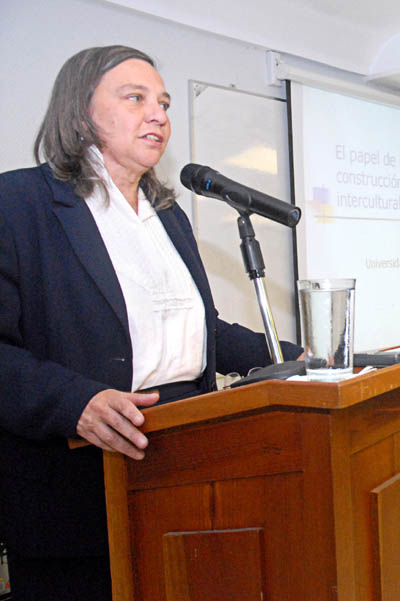 Dra. Sylvia Schemelkes exponiendo