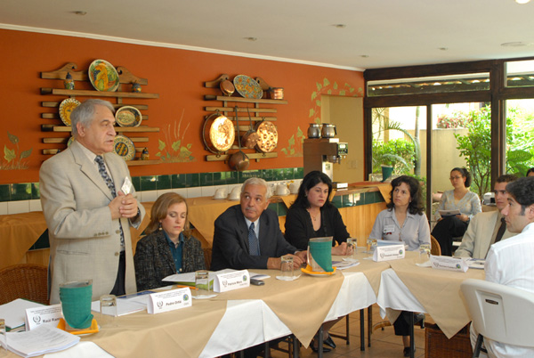 Dr. Pedro Ortiz y asistentes en el taller