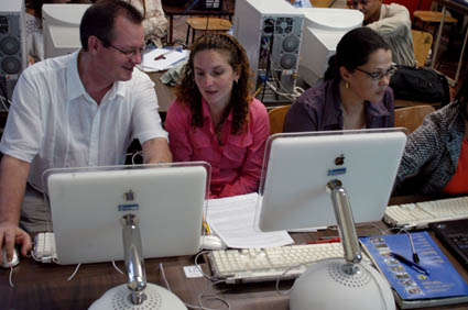 Voluntarios asistiendo en computadoras