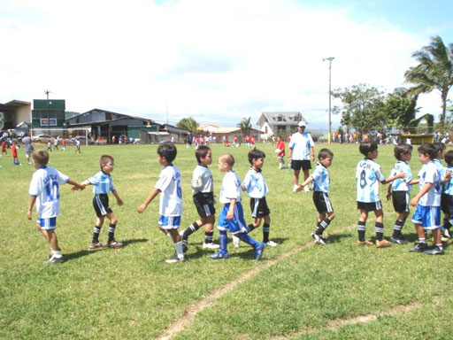 Niños saludándose antes del partido