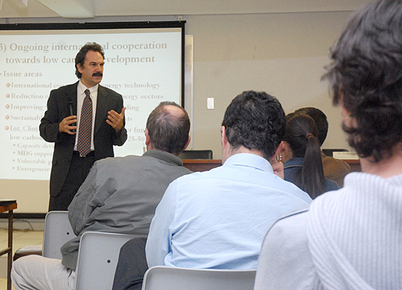 Dr. Harald Fuhr frente a audiencia